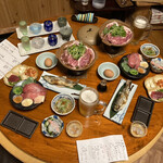 地酒の宿 中村屋 - 所狭しと並ぶ夕食。まだまだ来ますよ。