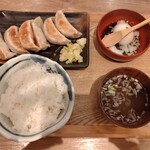 Nikujiru Gyouza No Dandadan - 肉汁餃子定食