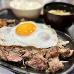 Teppanyaki Tenjin Horumon - 目玉焼きずらして肉をパシャリ（ピントズレてる）