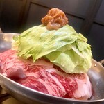 厨 七代目松五郎 - シャキシャキのレタスがたっぷりのった梅すき鍋