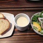 北山LANTERN - ランチのスープ、パン、サラダ
            