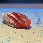 菊鮨 - アジ。 このアジは深みのある濃い味わいで素晴らしい。 目には見えないけど、香りの爆弾が隠してありました。