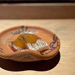 菊鮨 - 本日の一品目。 炙りカマスにコノワタソース。 一歩間違えるとひどい味になりかねないキワモノですが、料理人の手にかかれば逸品の酒肴。 これで、本日、どっさりと酒飲むこと決定。