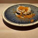 菊鮨 - 白子。 昆布の上で焼いてます。 ボッタルガをのせて、、ではイタリアンになってしまいますが、これは、焼きからすみです。 ネチッと粘着系でエロい舌触りが白子を一層エッチな感じに仕立ててます（笑）。