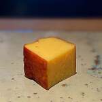 菊鮨 - タマ。「ギョク」って発音が大仰で好きではないので、僕は勝手に「タマ」と読んでます。 まぁ、極上で甘くてケーキみたいなタマ。 江戸前では定番ですが、僕はこれがあまり好きじゃないんです。 酒のつまみにならないし。 ふつーの卵焼きのほうが好きだし。