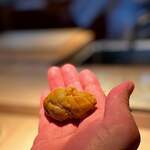 菊鮨 - ウニ。 手渡しで。 まぁ、こんなの美味しくないわけないじゃん。