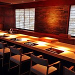 菊鮨 - 店内観。 アースカラーの組み合わせがとても素敵で、手もとのスポットライトが一人ひとりの料理を美味しく演出します。 （写真はお店より拝借） いい感性。