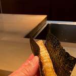 菊鮨 - 本日最高の逸品。 マナガツオの海苔巻。 久しぶりに僕の脳内美味しい料理ランキングリストがアップデートされた記憶に残る料理。 神様はサイコロを振らないのです。 計算され尽くした旨さ。 それにしても熱い！