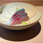 菊鮨 - クエの刺し身、ダメなんです。 身質が固くて、喉が細い僕には飲み込めなくてね。 なので、大将がサバに変更してくれました。 こんな色鮮やかなサバ、初めて見た。