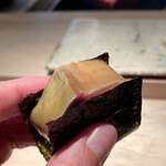 菊鮨 - さば寿司海苔まき。 本日2回目の登場の海苔。 いやー、さば寿司、海苔で巻くか？ でも美味しいから伝統やルールはこの際、忘れちゃう。