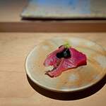 菊鮨 - ヤイトガツオの皮炙り。 鮨屋のカツオはほんとうに色がきれいですが、これもまた。 幻のカツオとも呼ばれますね。 血が醸す鉄の香りは少ないんですが、全身トロとでもいうべきこの脂質。 関東ではまずお目にかかれませんが、九州の鮨屋ではこういうのが出るんです。 海苔醤油と旨いワサビで。 藁の燻製感と皮の下の脂がトロけて超絶美味い。