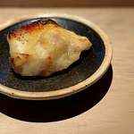 菊鮨 - クエの焼き物。 焼いたクエは柔らかく口の中でくだけるので僕でも大丈夫。 ちょっと頭に近い部位で、コラーゲン的な味わいに酒、すかさずおかわり。 他のお客さん、みんなハシでがんばって食べてますが、僕は迷うことなく手づかみでガブリ、です。 そのほうが絶対美味しい。