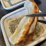 Yukimura Tei - 餃子の餡は、肉の旨みとニンニクが効いていて、確かに美味い！