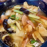 Yukimura Tei - 白菜、キクラゲ、イカ、豚肉、うずらの卵、人参、ハム、海老、青菜、ベビーコーン等がたっぷり