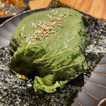 恵比寿 ふじ屋 - ゴマの葉おにぎり。