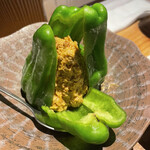 恵比寿 ふじ屋 - パリパリピーマン。肉味噌をのせて。