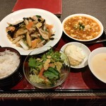 中国料理 青冥 阪急池田店 - 焼きそばランチ。見た目通り大ボリューム。