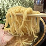 横浜家系ラーメン 三郷家 - 麺リフト。