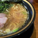 横浜家系ラーメン 三郷家 - 前回よりも気持ち醤油の主張が強くなったスープ。