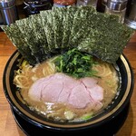 横浜家系ラーメン 三郷家 - ラーメン800円麺硬め。海苔増し100円。