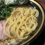 横浜家系ラーメン 三郷家 - 大橋製麺多摩の中太麺。