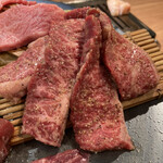 Yakiniku 名もなき名店へ 一切入魂一枚売り焼肉 - 