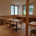 角濱ごまとうふ総本舗 - きれいな、落ち着く雰囲気の店内。地下には団体客用のお部屋も用意されています。