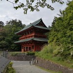 角濱ごまとうふ総本舗 - お助け地蔵さんから、大門を望む。