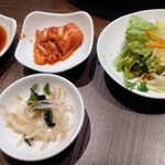 焼肉・韓国料理 KollaBo - タレ、モヤシナムル、サラダ、キムチ
