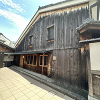 ルアン NIPPONIA HOTEL 奈良 ならまち - 右の焼杉の蔵がレストラン