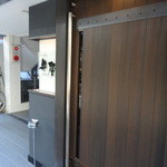 炭火焼肉 弁慶 - お店の前