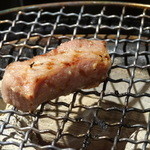 炭火焼肉 弁慶 - タンを焼いてます