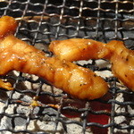 炭火焼肉 弁慶 - ミノを焼いてます