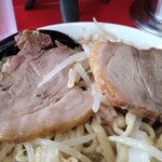 ラーメン二郎 - 豚は厚みこそないが味と柔らかさは抜群