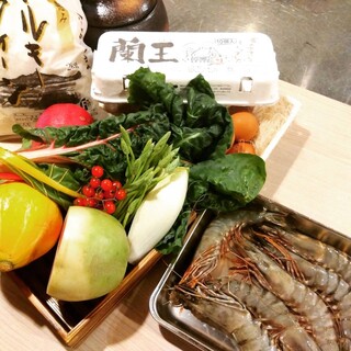 店長自ら当日に市場に買い付けに行き旬の新鮮な食材にこだわる