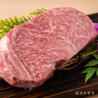 使用以兵庫縣生產的神戶牛為代表的精選牛肉