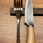 PRIMO PASSO - メインのお肉料理には、イタリアのアルティジャーノ スカルペリアのステーキナイフを使われてますが、これが良く切れます！