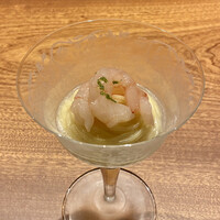 PRIMO PASSO - カッペリーニ 甘エビ
                    蛤と昆布の出汁でカッペリーニを合わせ、マルサラでマリネした甘エビを載せ、仕上げに酢橘の果汁と皮をアクセントにかけています。
                    器もしっかりと冷えさっぱりといただけました♪