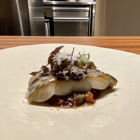 PRIMO PASSO - 太刀魚 黒バルサミコ
                    太刀魚を炭火焼き、トマト・ケッパーなどを使った黒バルサミコ、上にはマイクロリーフにパルミジャーノ。
                    ふっくらとした太刀魚に甘酸っぱいソース、堪りませんこの味わいのバランスの良さ！
