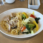 Jolly pasta - ブロッコリーやキャベツ、パプリカ、ほうれん草、ちょこっとおいも。野菜を食べたら空腹が治った。