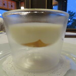 ザ・フジヤ - じゃが芋のクリームスープ・コンソメジュレを2層仕立てに（横から）