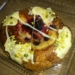 たま木亭 - レアチーズとクランベリーのパン