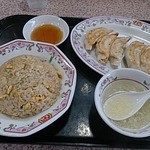 餃子の王将 - 料理写真:餃子とチャーハン