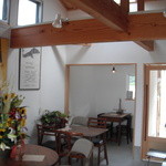 みんなのコーヒー - テーブル席4人掛け丸と四角各1台