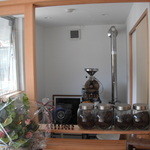 みんなのコーヒー - 入り口横に焙煎室。