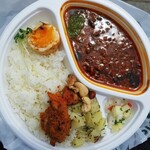 ポロシリカリー - 料理写真:粗挽きキーマカレーグリーンチャトニ添え