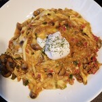 니코 카레 - 온천달걀 치즈와 버섯 키마 카레