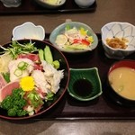 まぐろ丼　加一 - 夏のスタミナ丼（汁物・煮物・漬物・サラダ・コーヒー付）：1575円→1000円※ＤＭ会員特典利用