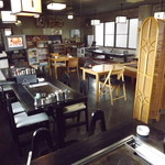 栄庵 - お店の中央テーブル以外は、全て鉄板テーブルです。