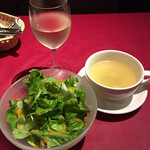 トラットリア・ジュゲム - サラダ、スープ、選べるドリンクの白ワイン